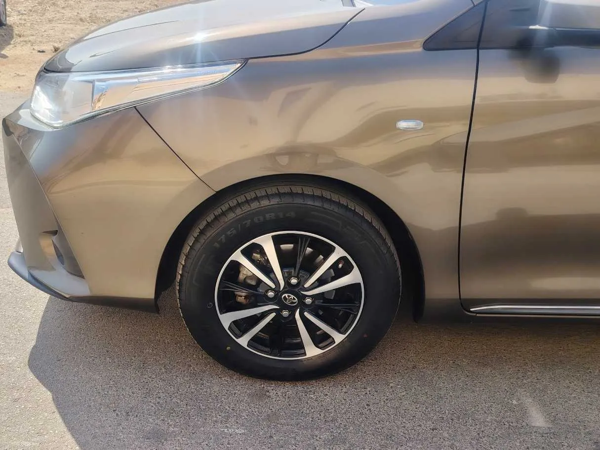 Car image 9