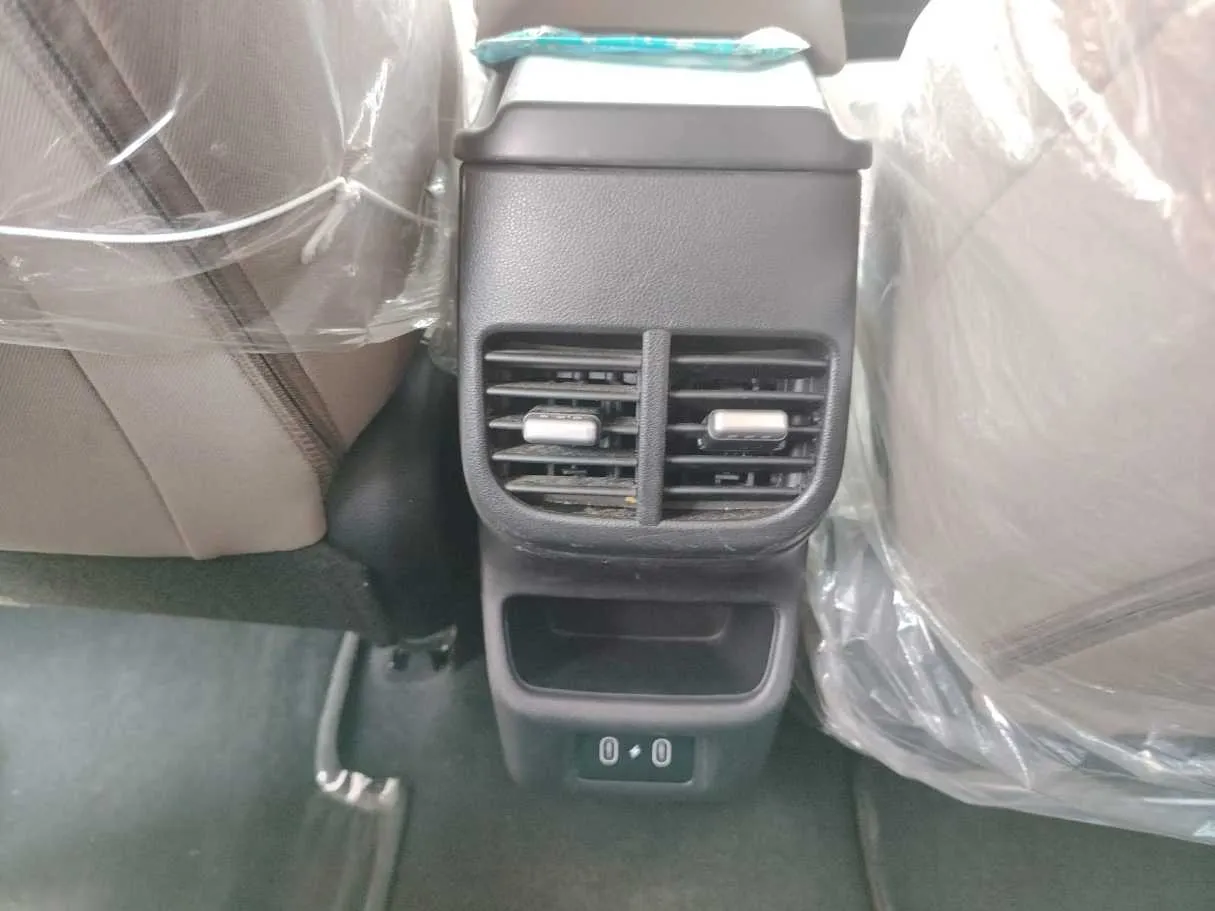 Car image 30