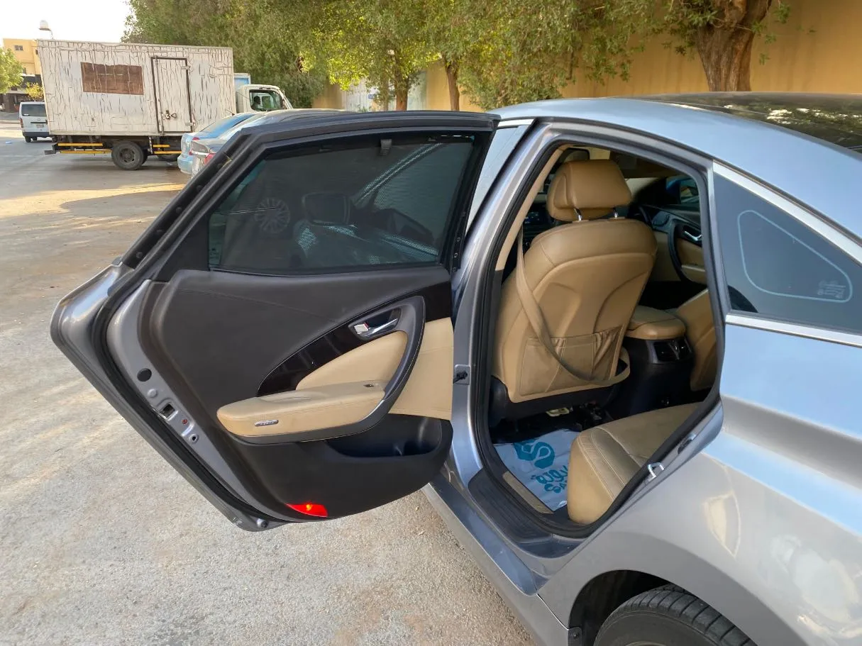 Car image 12