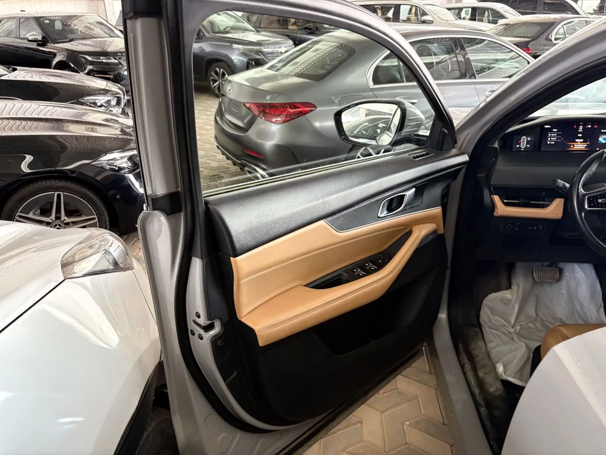Car image 8