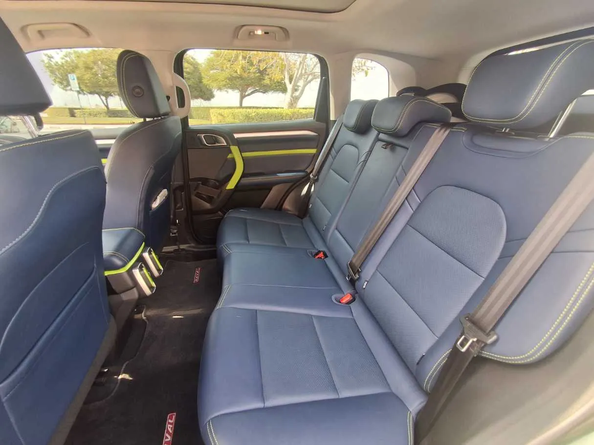 Car image 14
