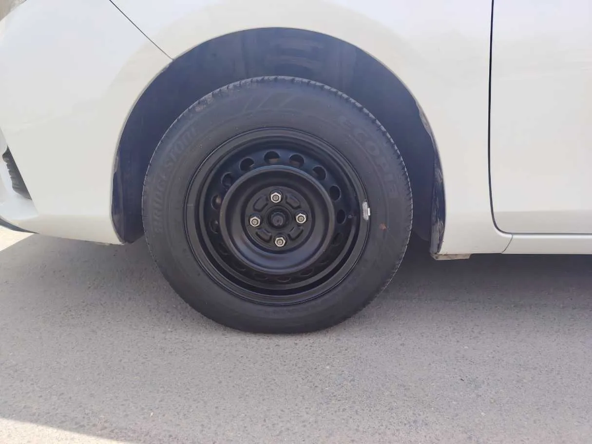 Car image 10