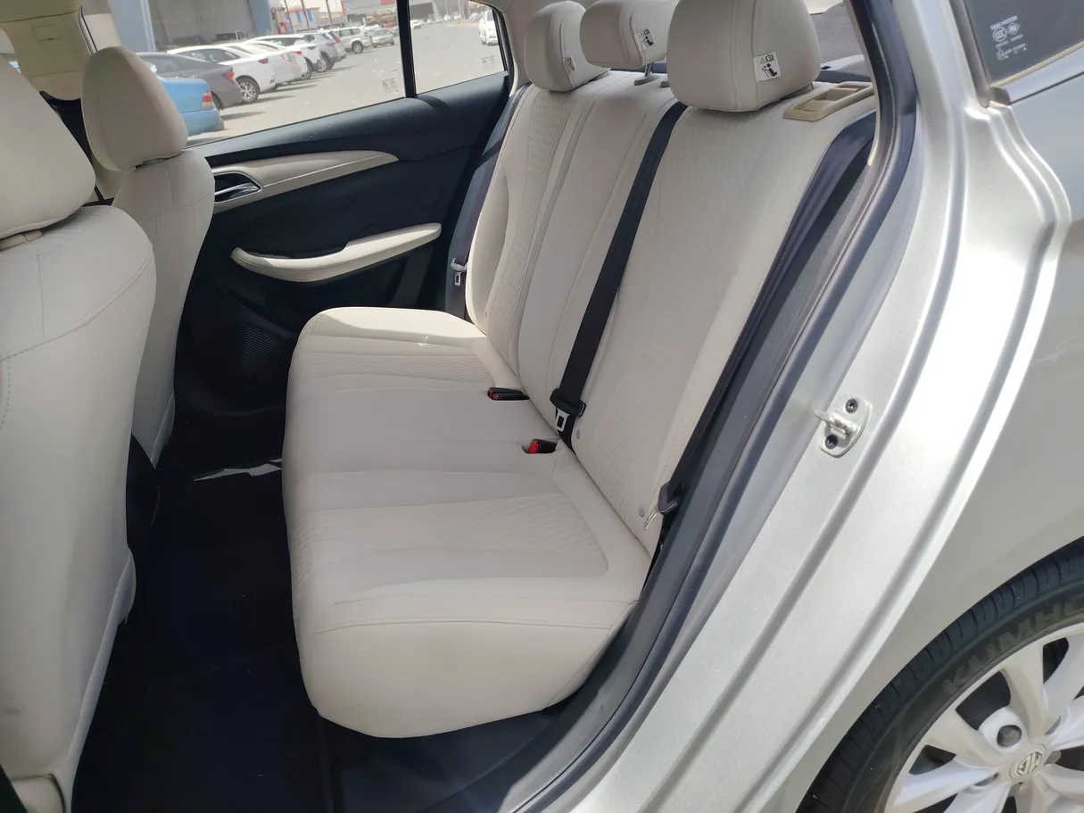 Car image 18