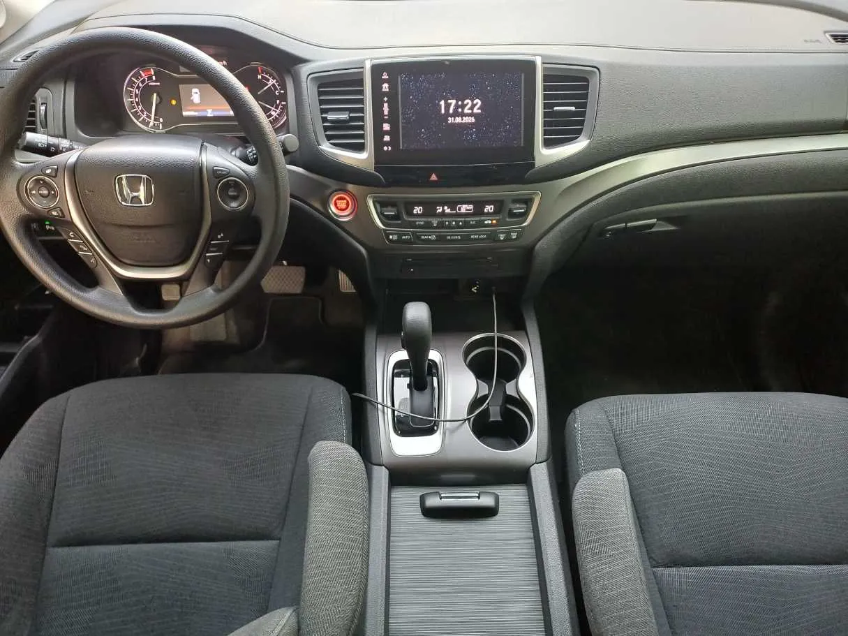Car image 15