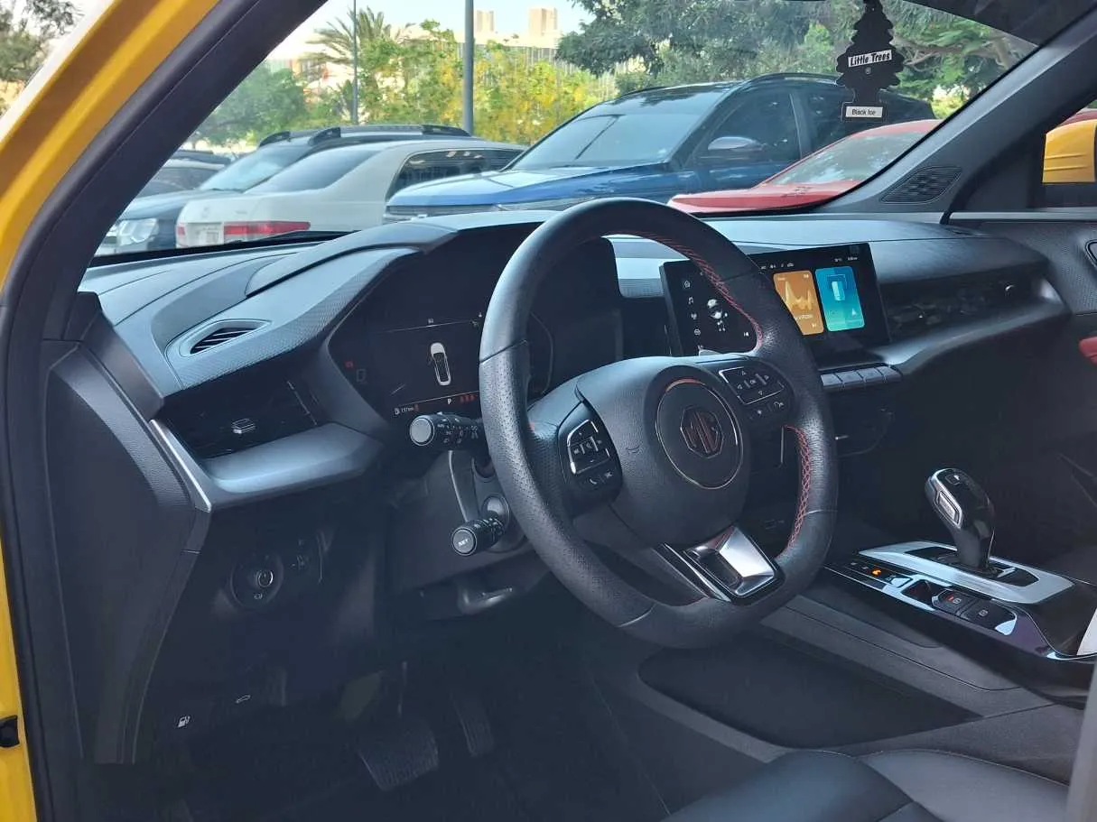 Car image 11