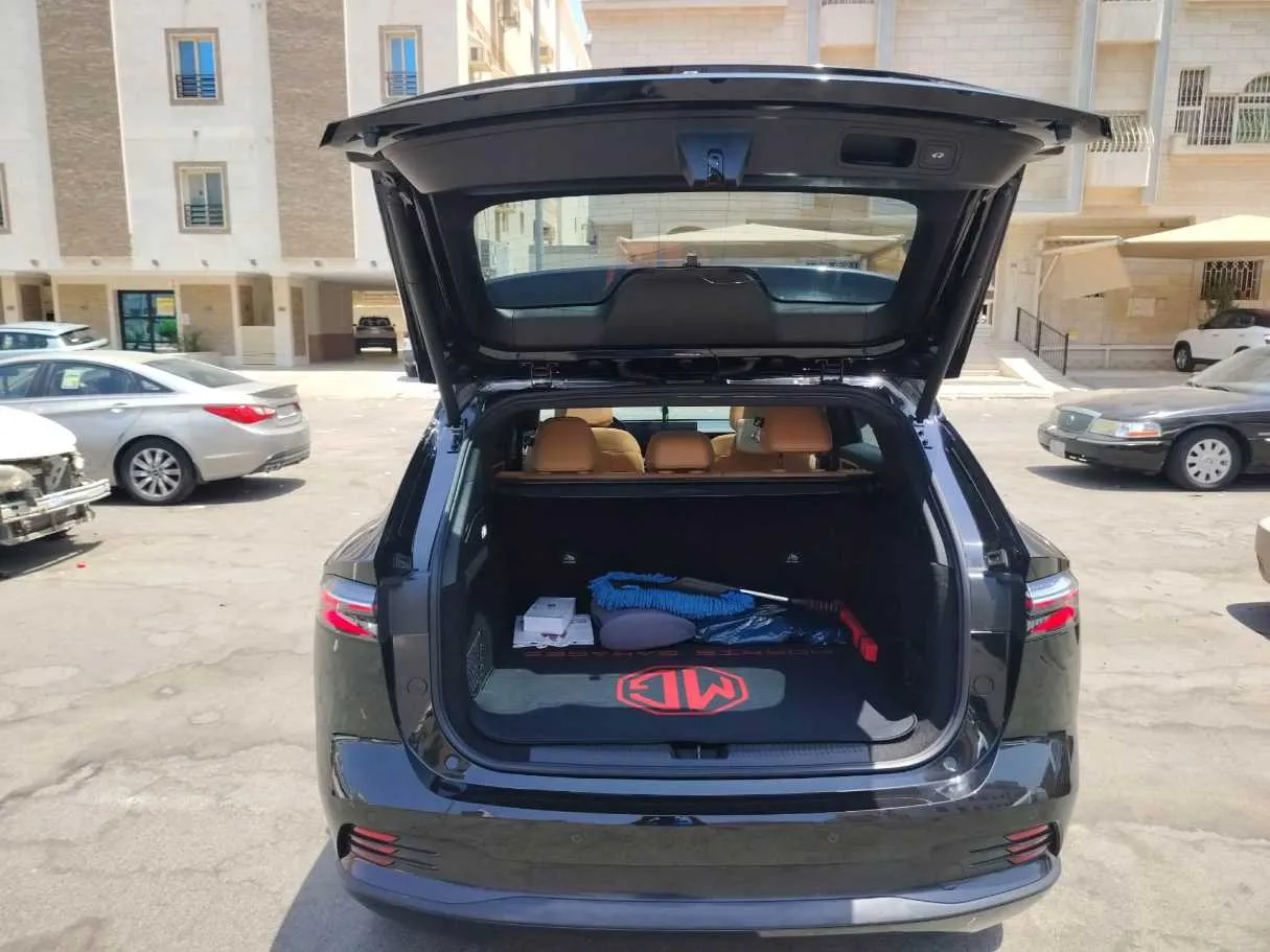 Car image 26