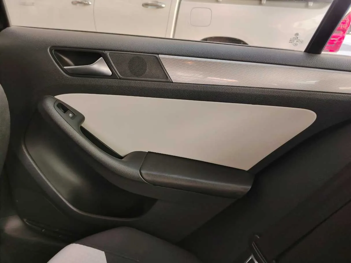 Car image 30