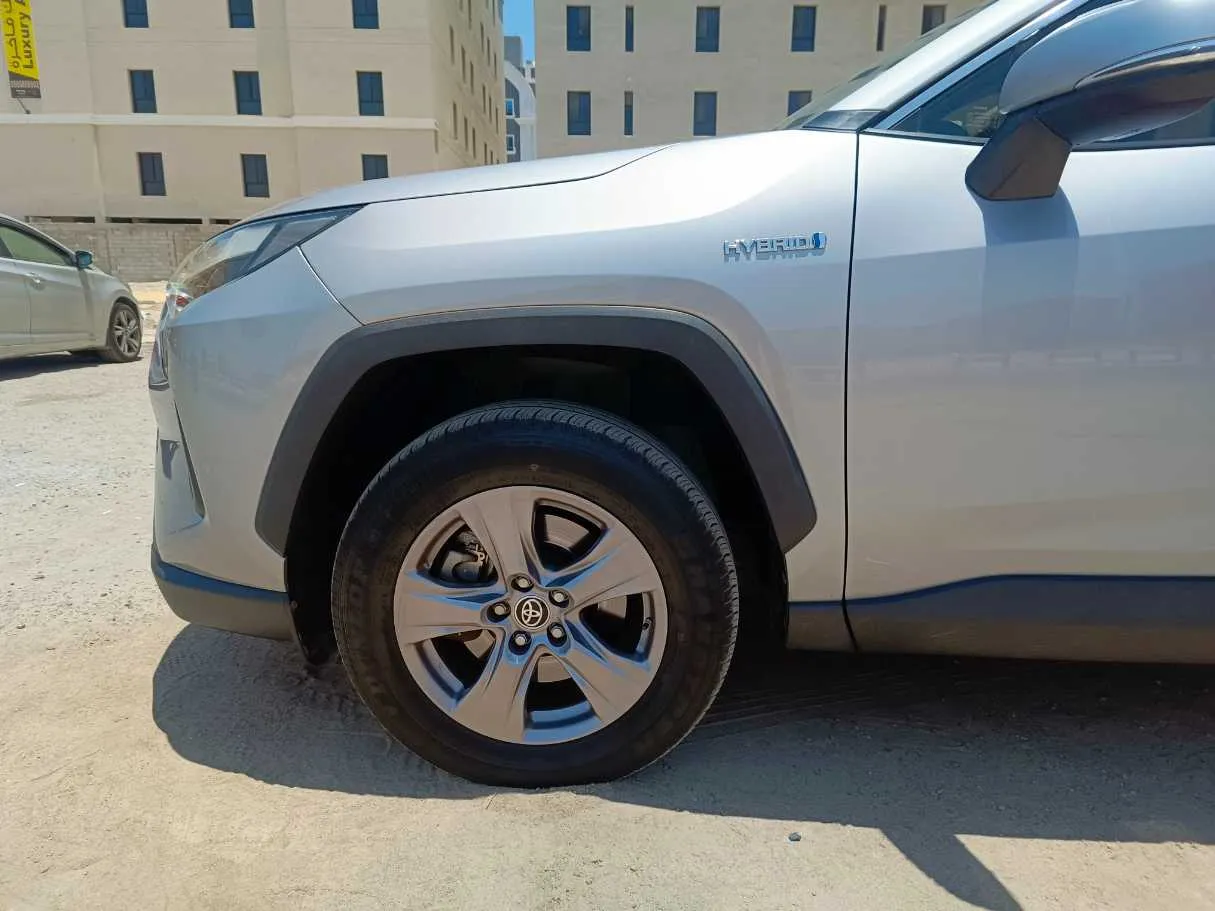Car image 9