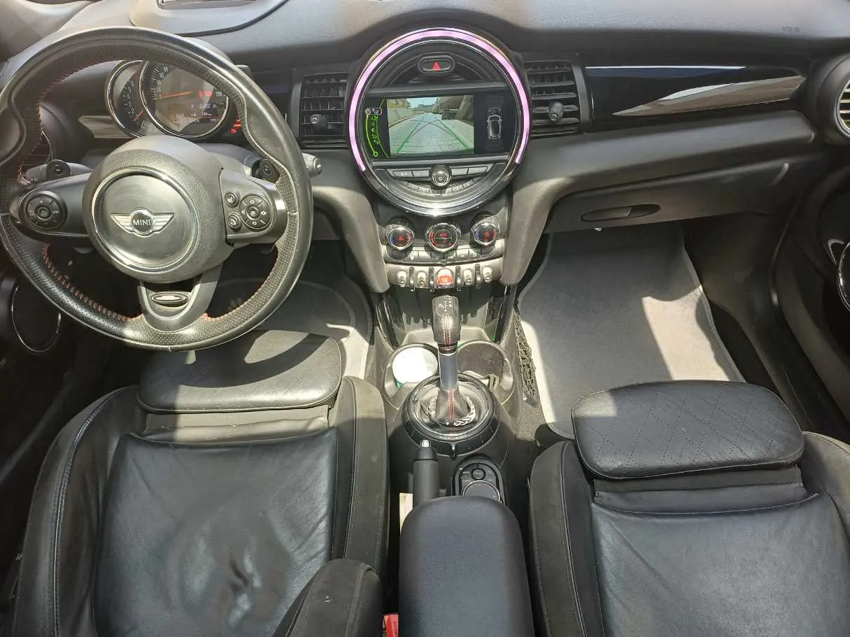 Car image 16