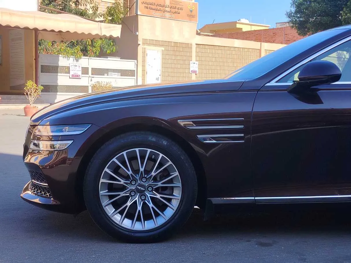 Car image 9