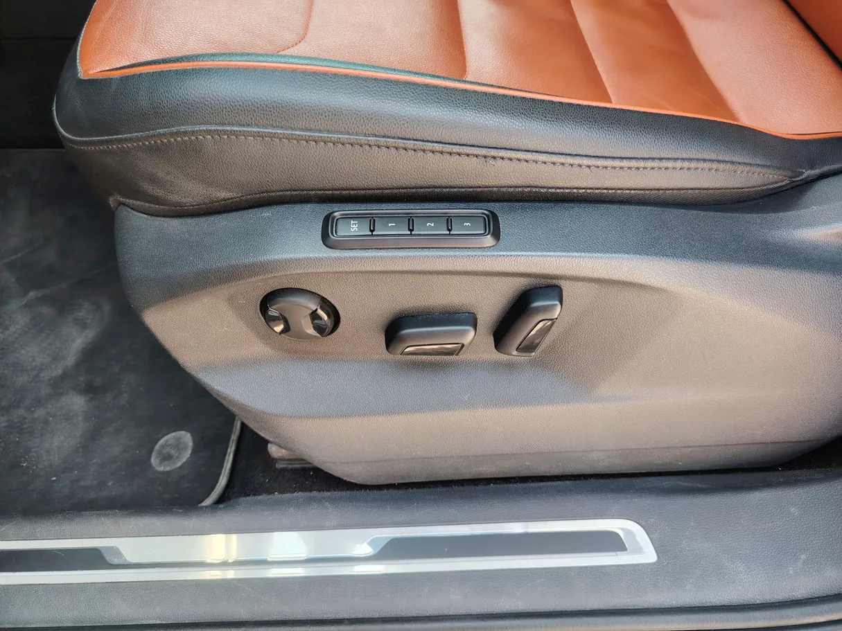 Car image 28