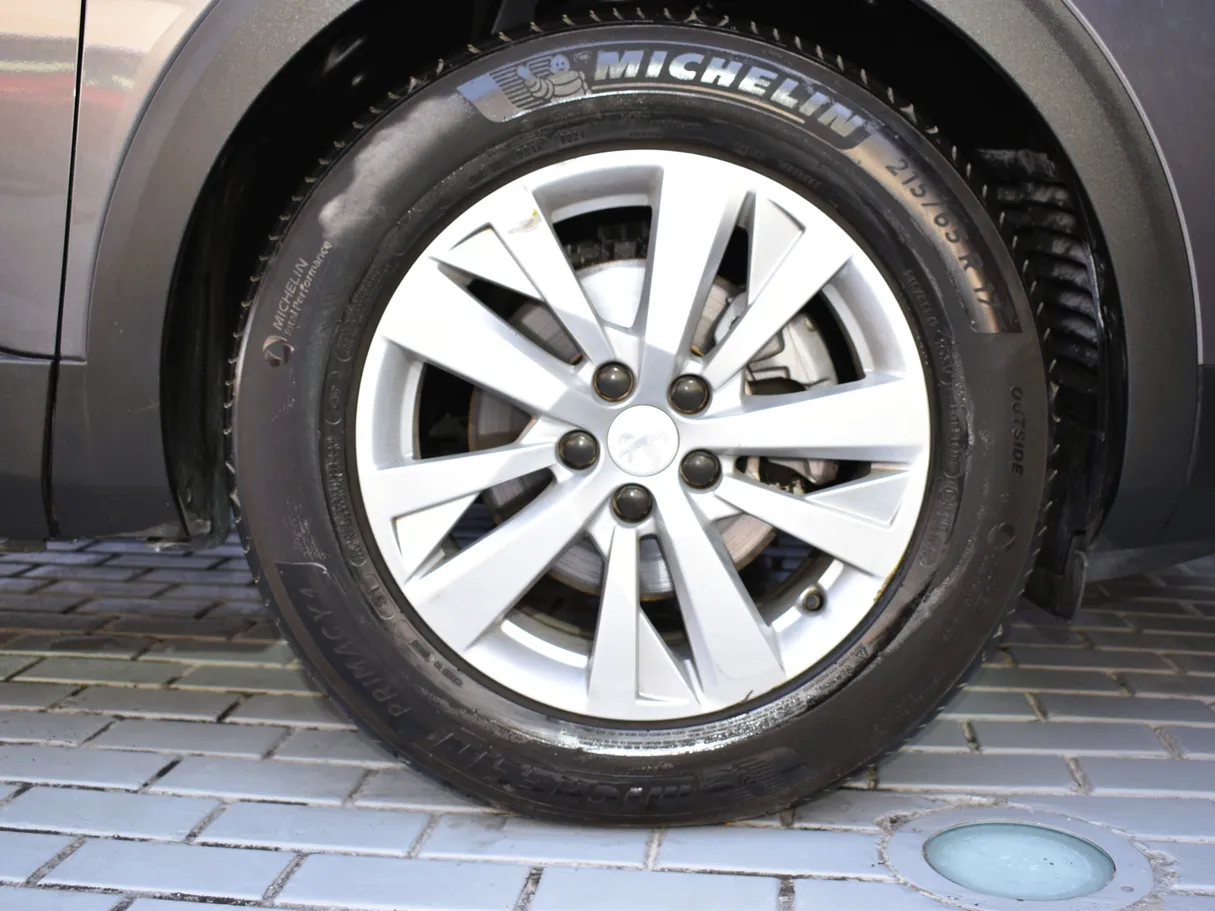 Car image 14