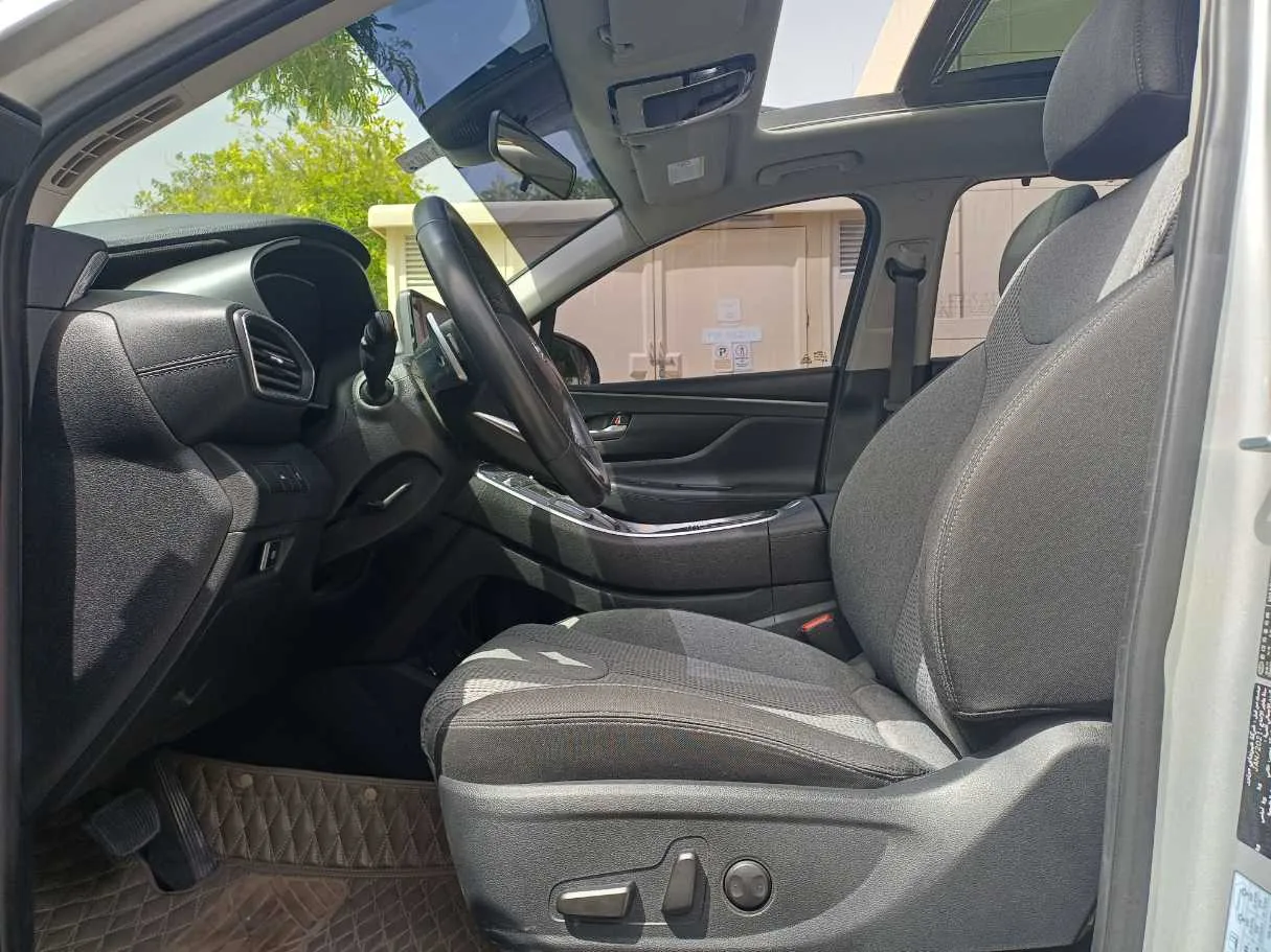 Car image 12