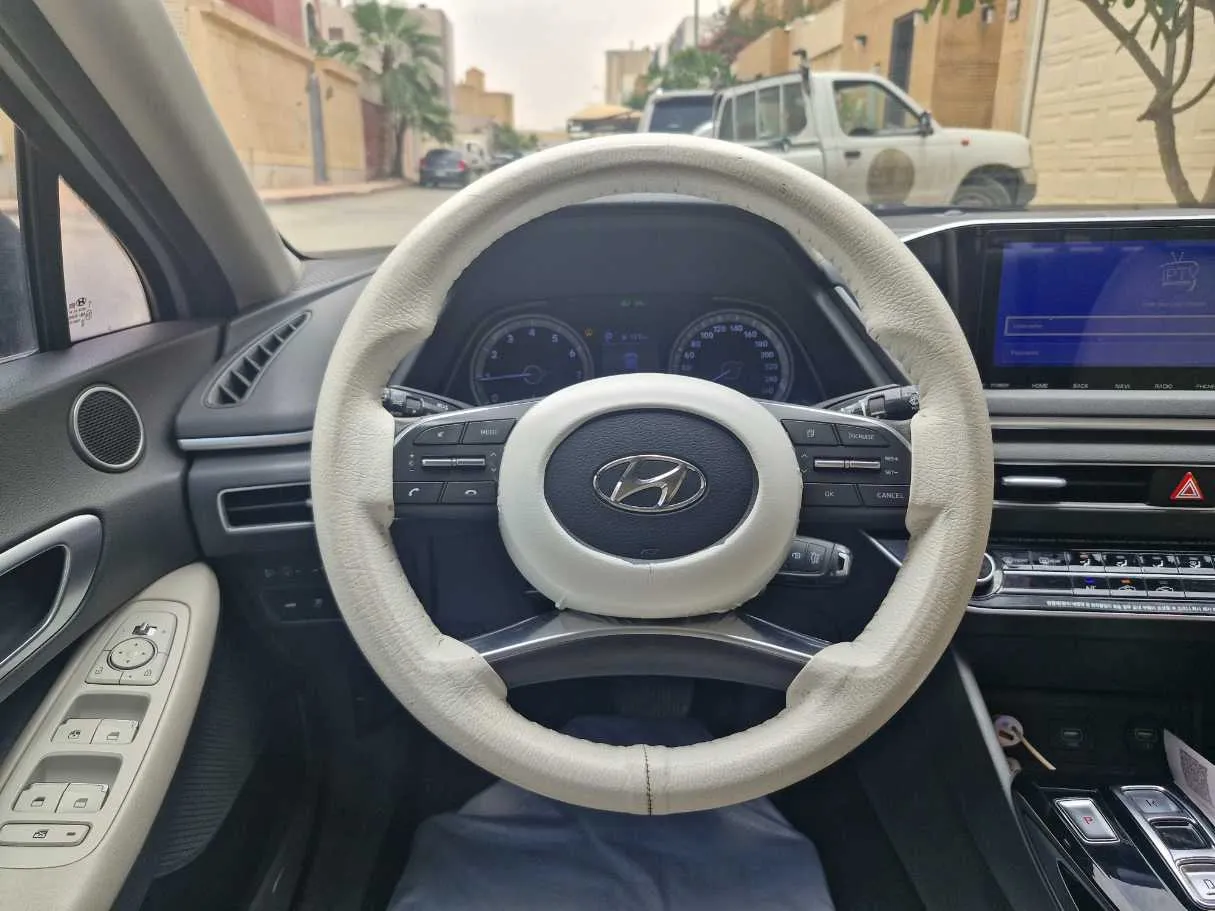 Car image 16