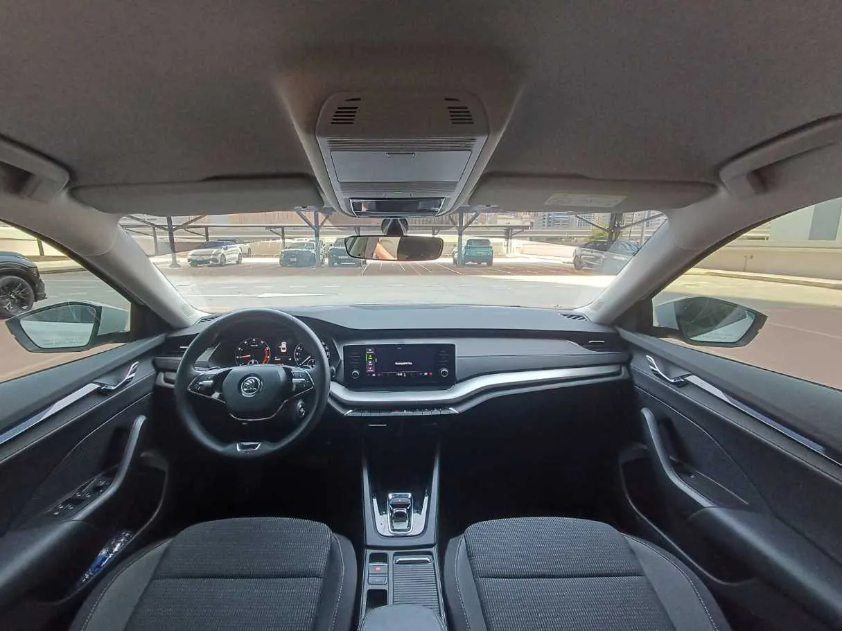Car image 14