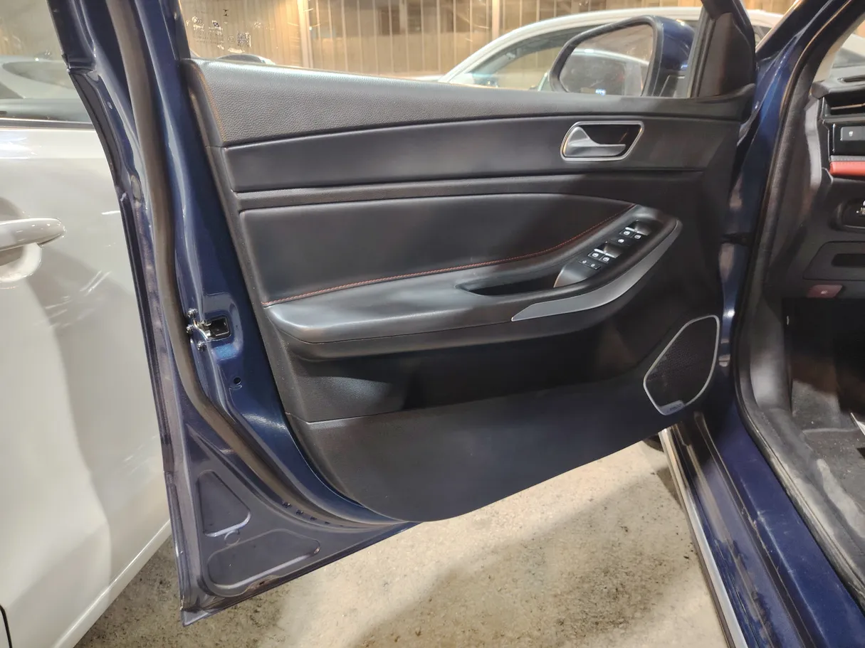 Car image 12