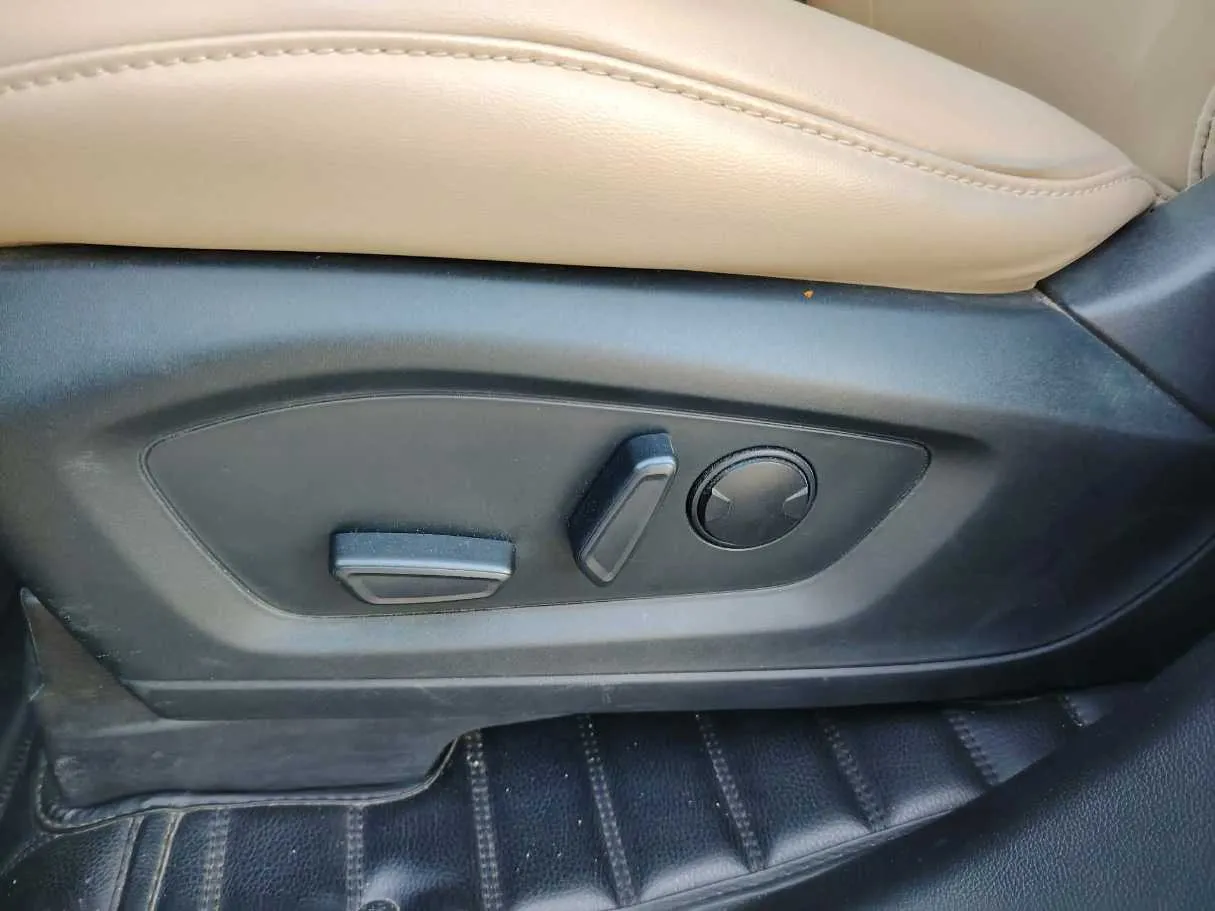 Car image 40