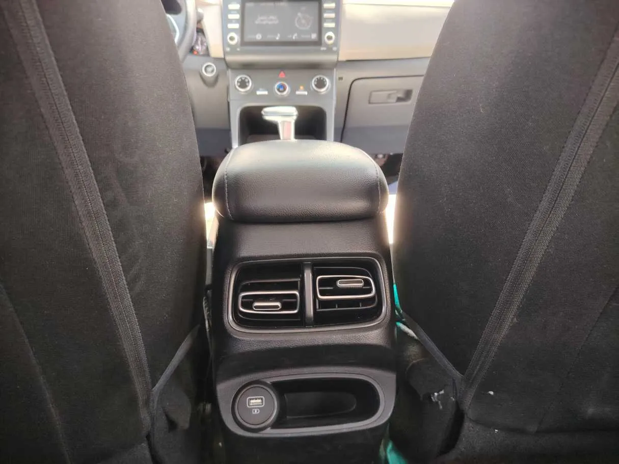 Car image 27