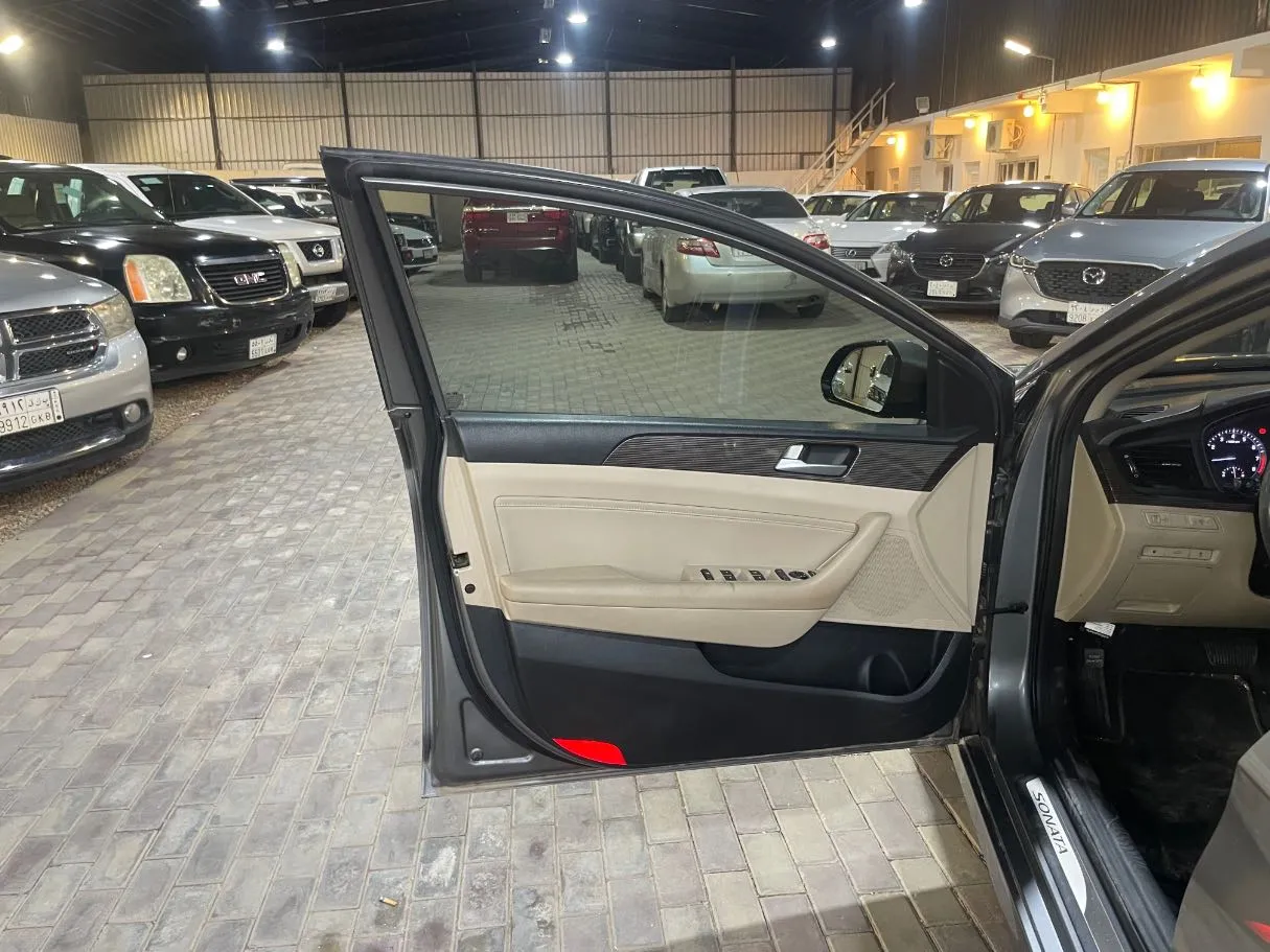 Car image 10