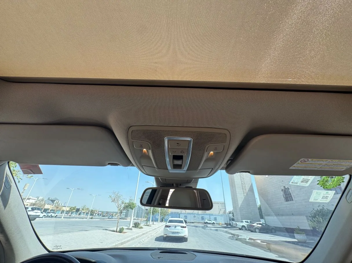 Car image 25