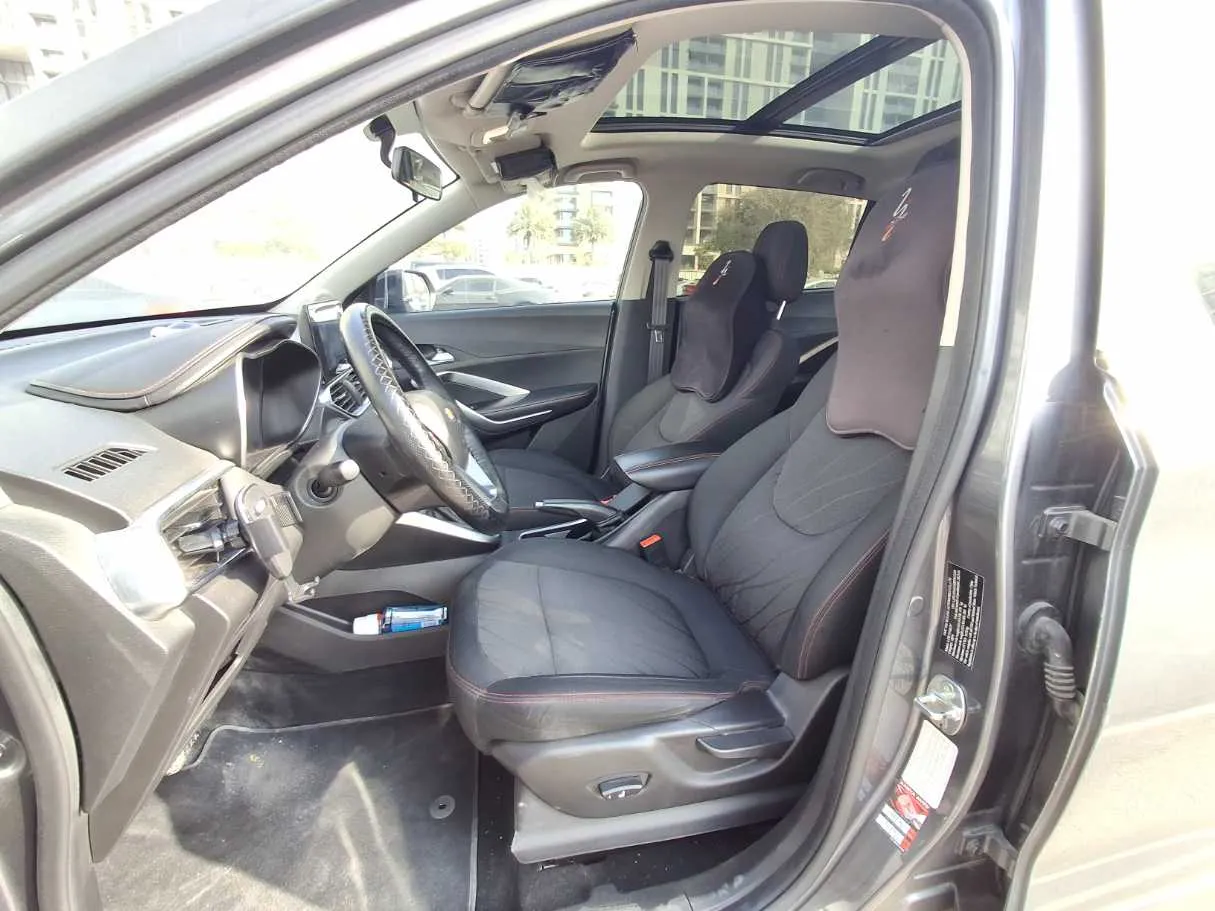 Car image 12