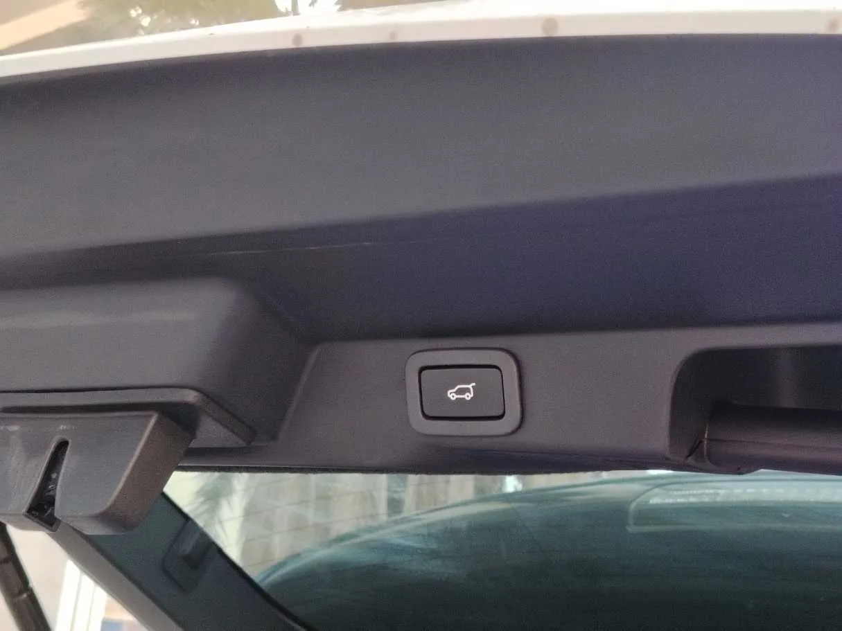 Car image 37