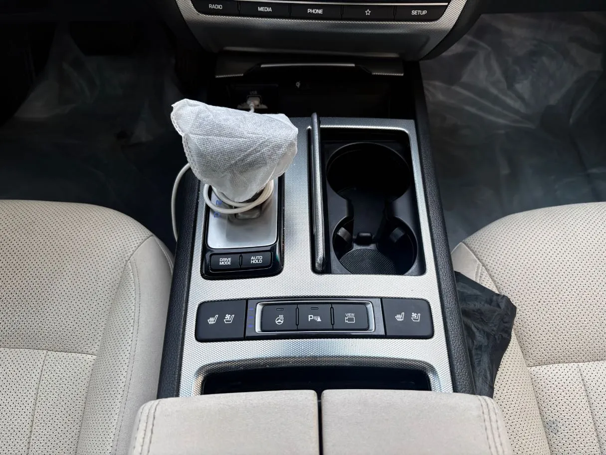 Car image 18