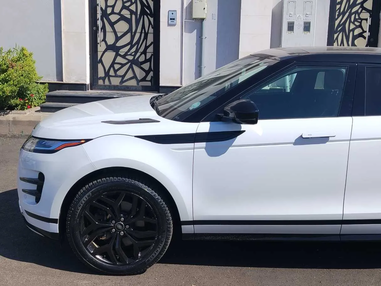 Car image 9