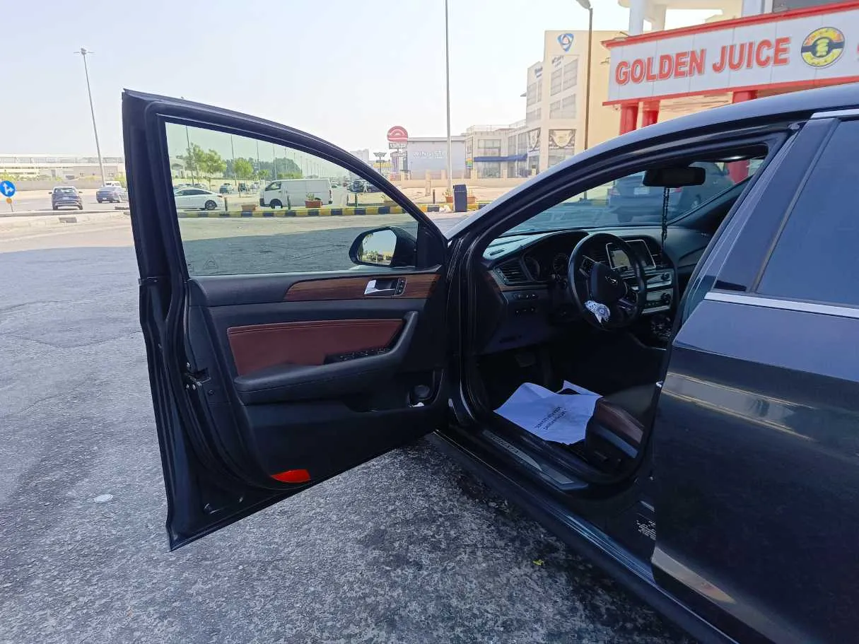 Car image 12