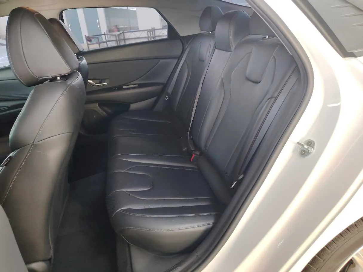Car image 16