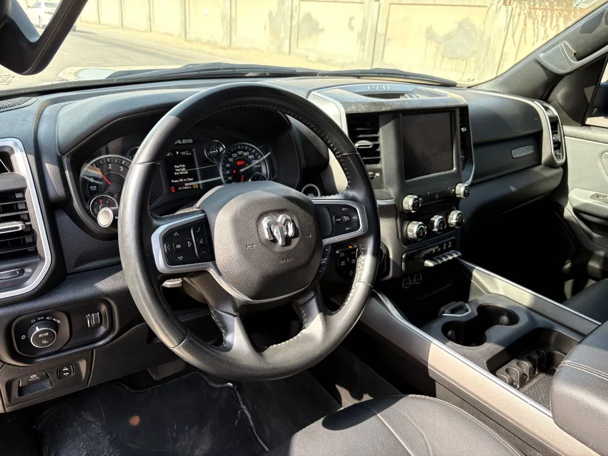 Car image 12