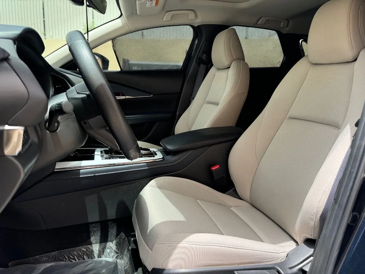Car image 12