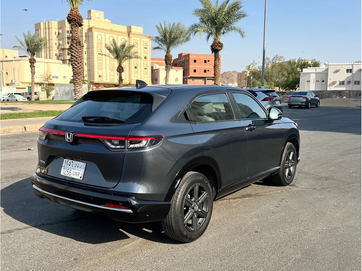 Car image 3