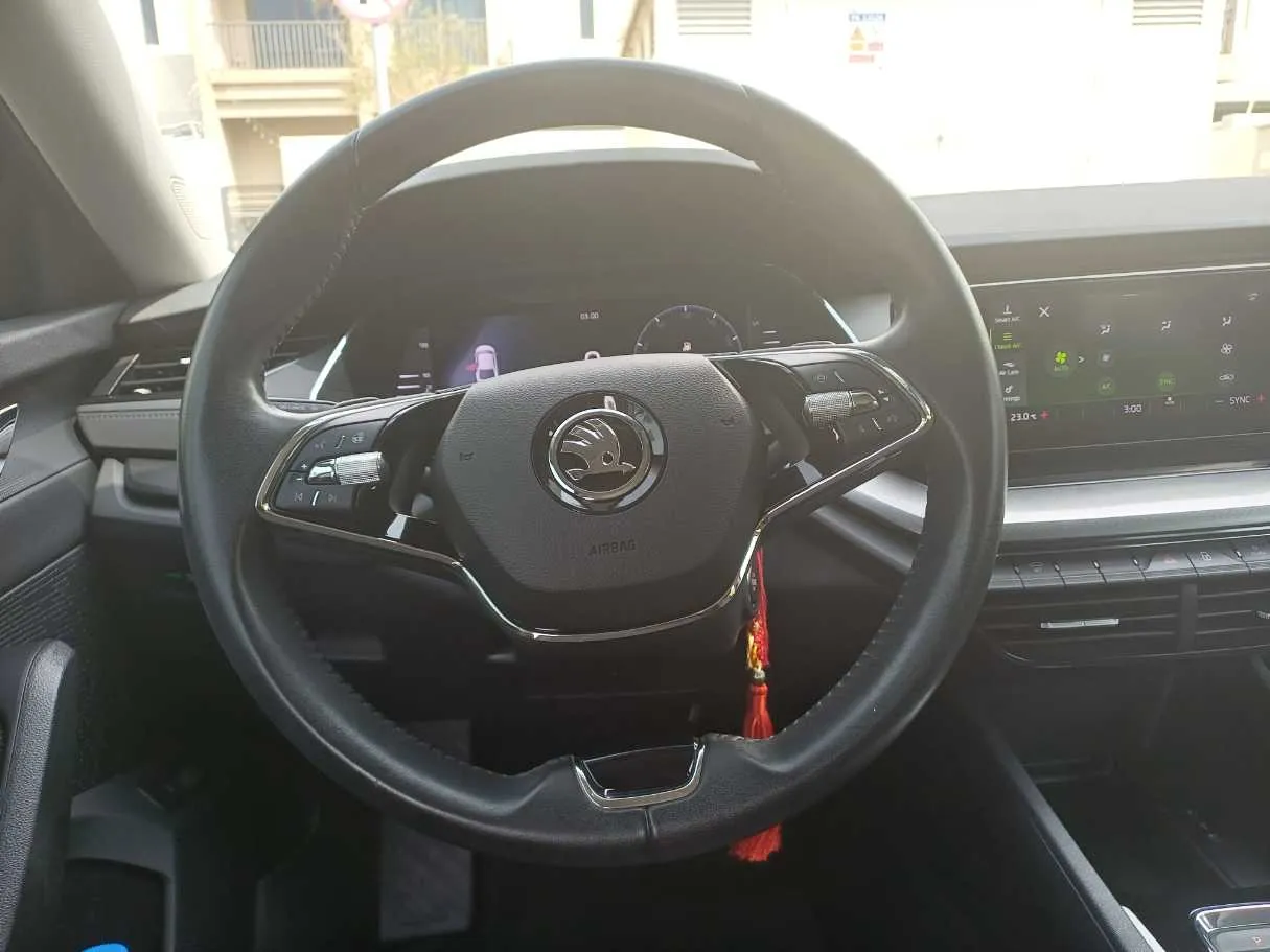 Car image 17
