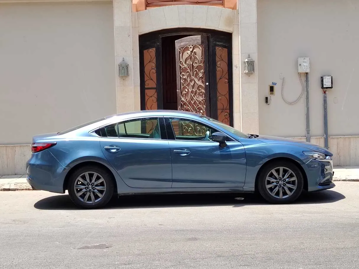 Car image 4