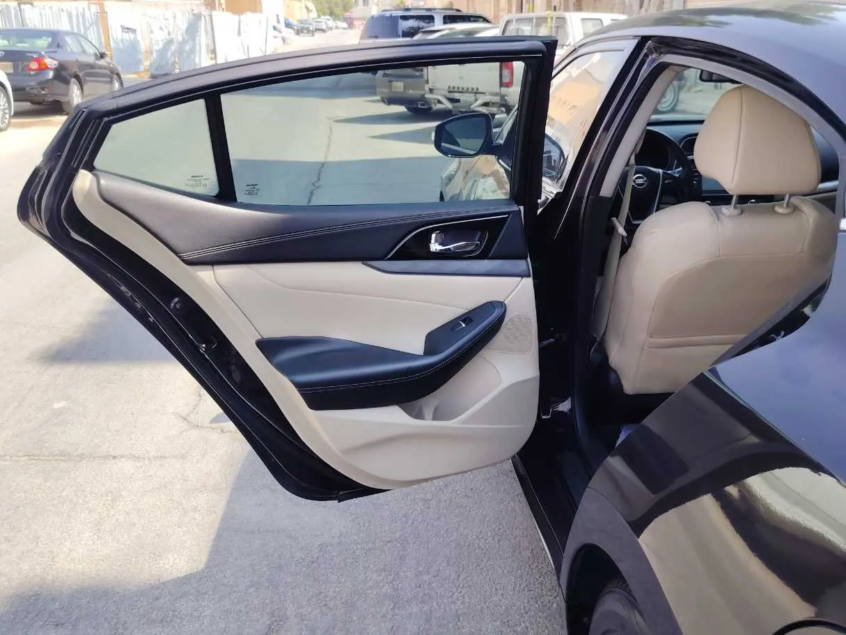 Car image 13
