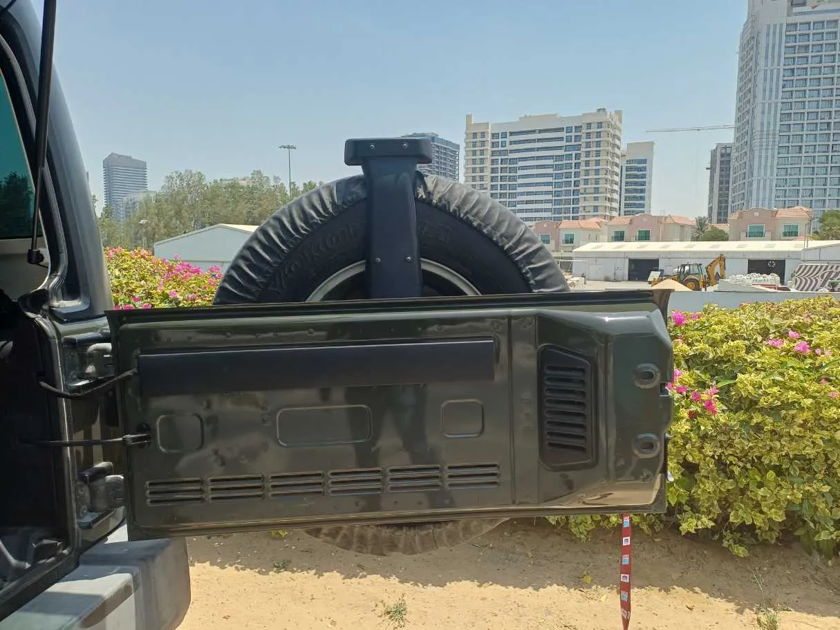 Car image 19