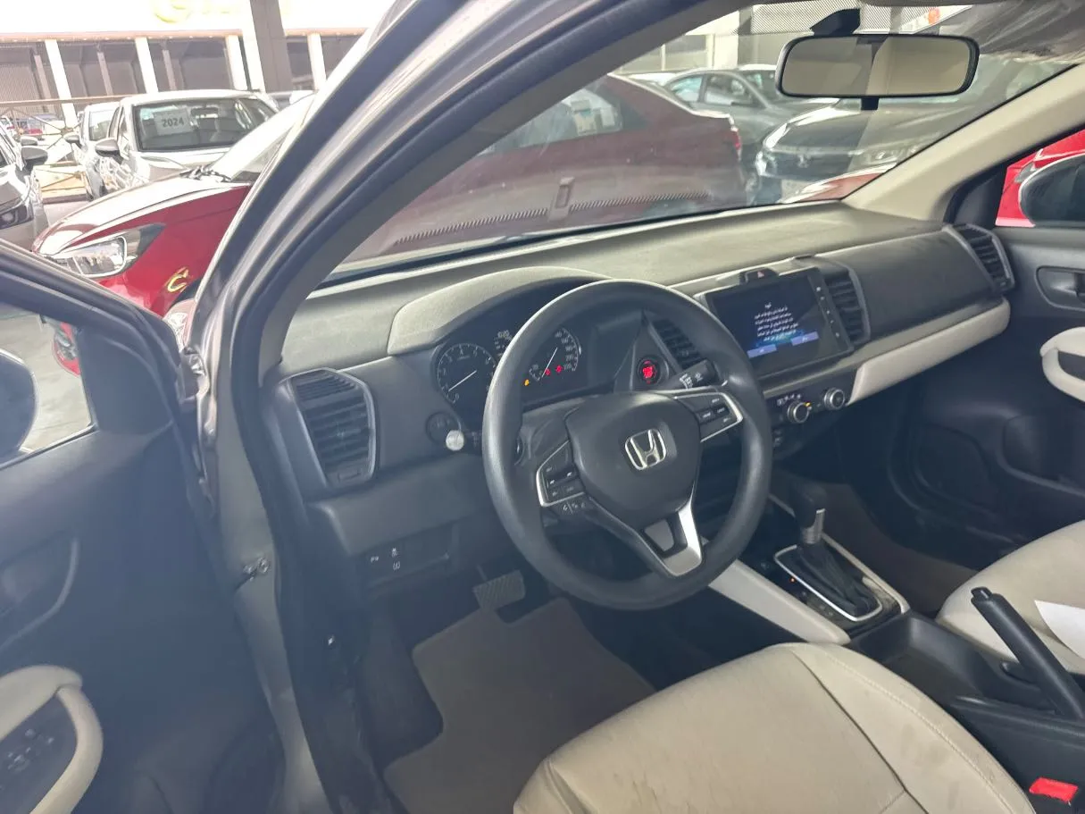 Car image 13