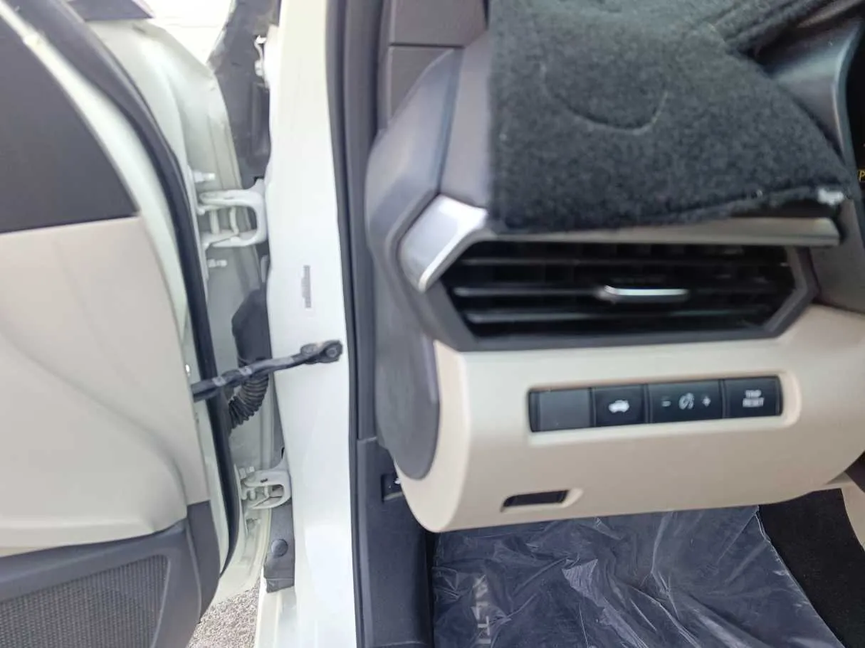 Car image 27