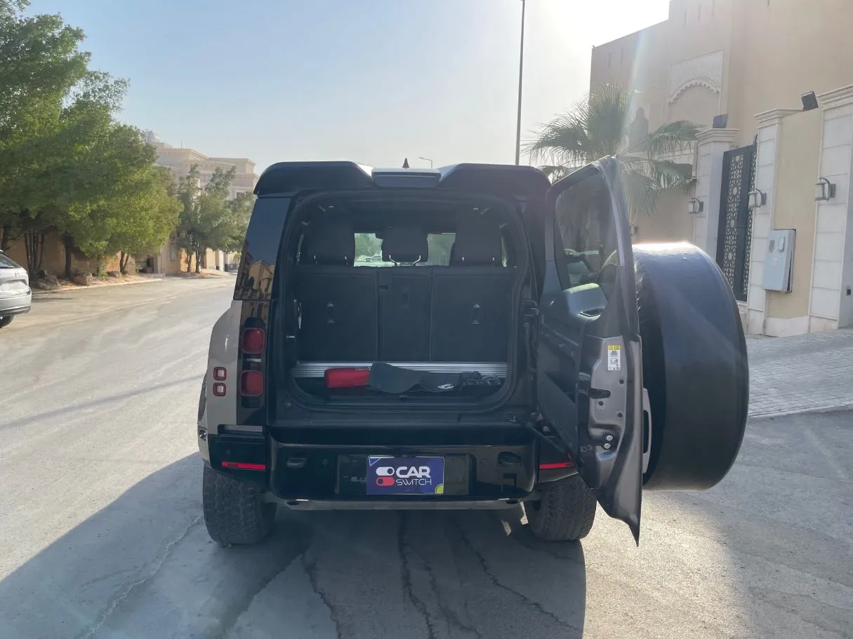 Car image 19