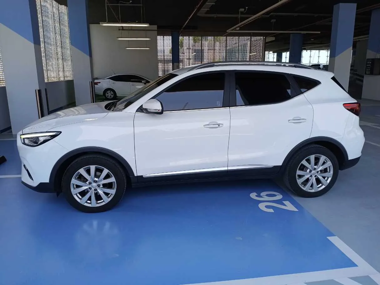 Car image 4