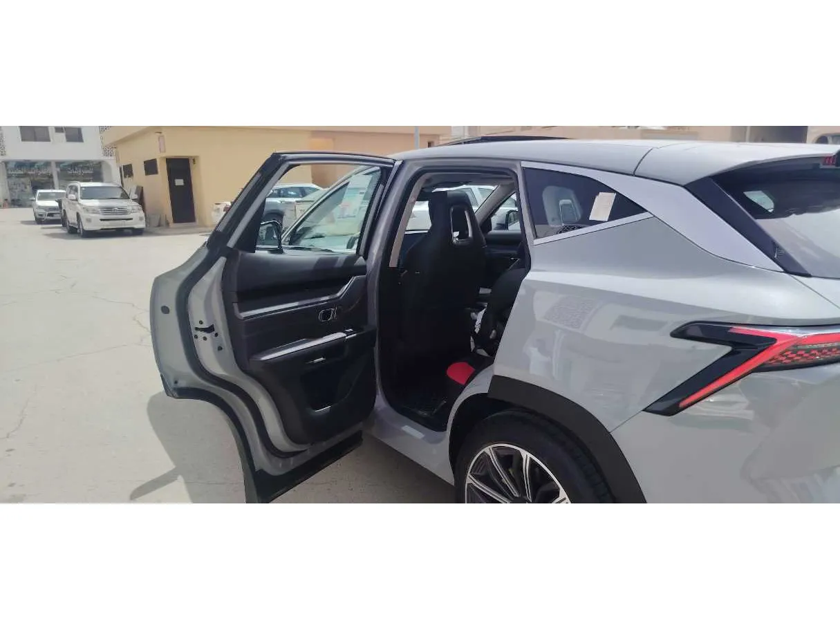 Car image 14
