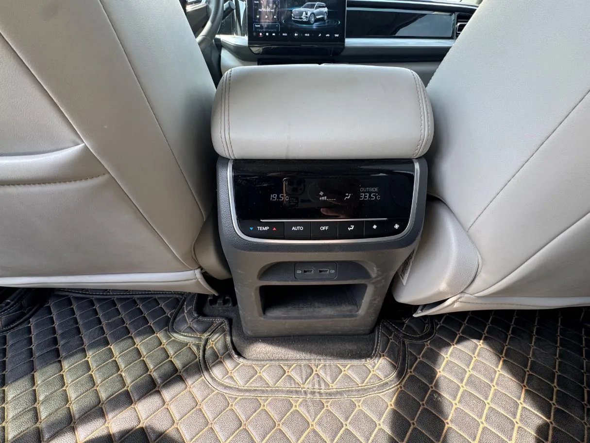 Car image 26