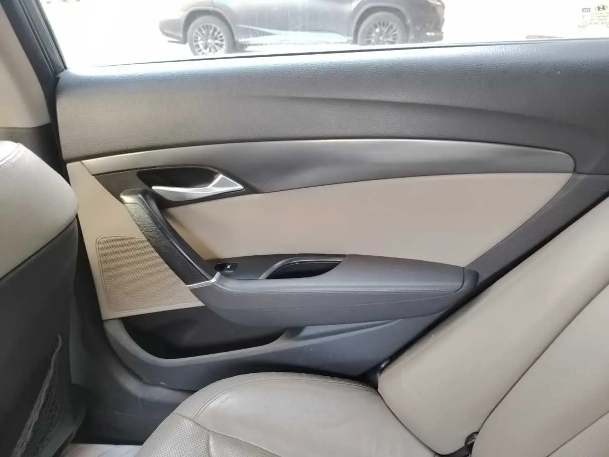Car image 34