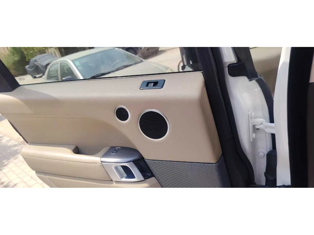 Car image 30