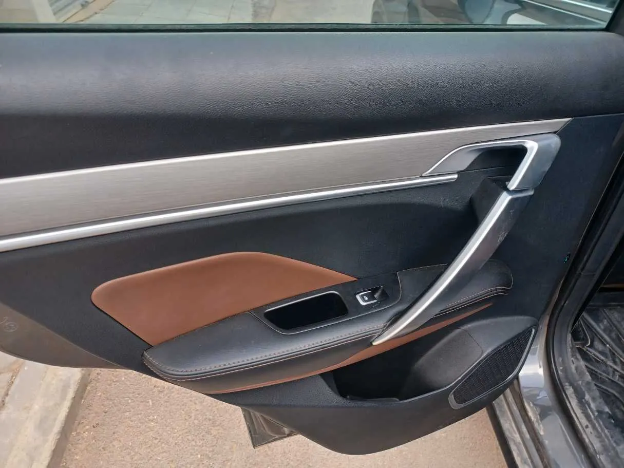 Car image 13