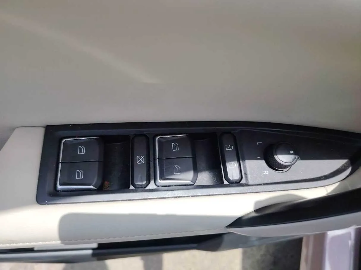 Car image 39