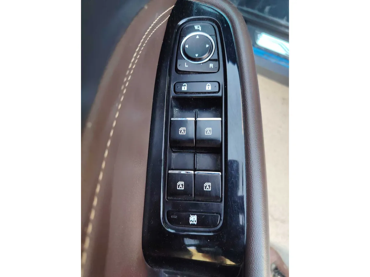 Car image 28