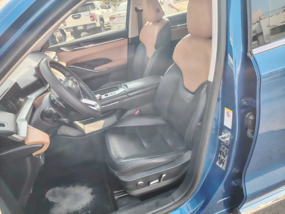 Car image 12