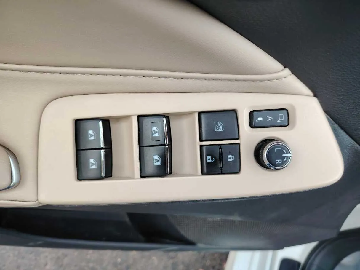Car image 36